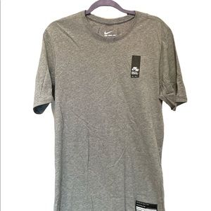 Authentic Nike t-shirt for men size Medium